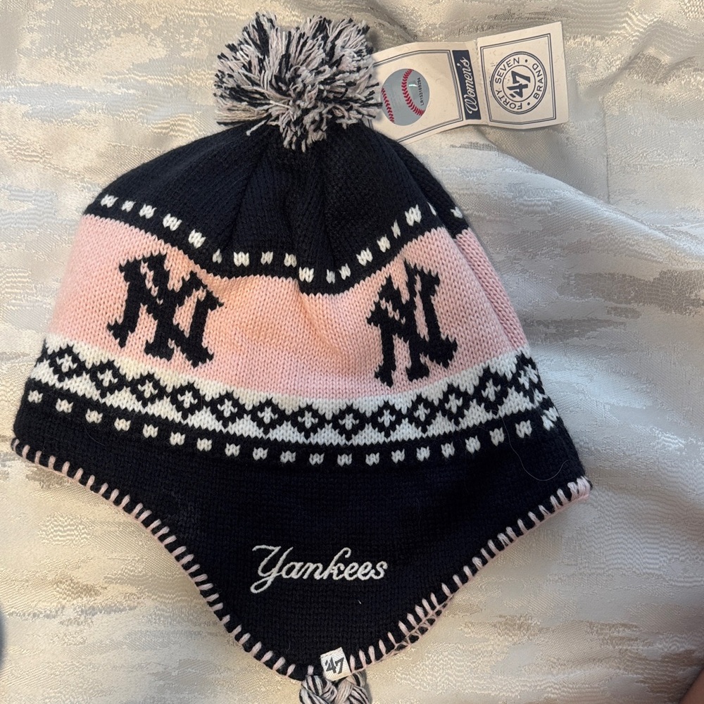 Black and pink Yankees hat